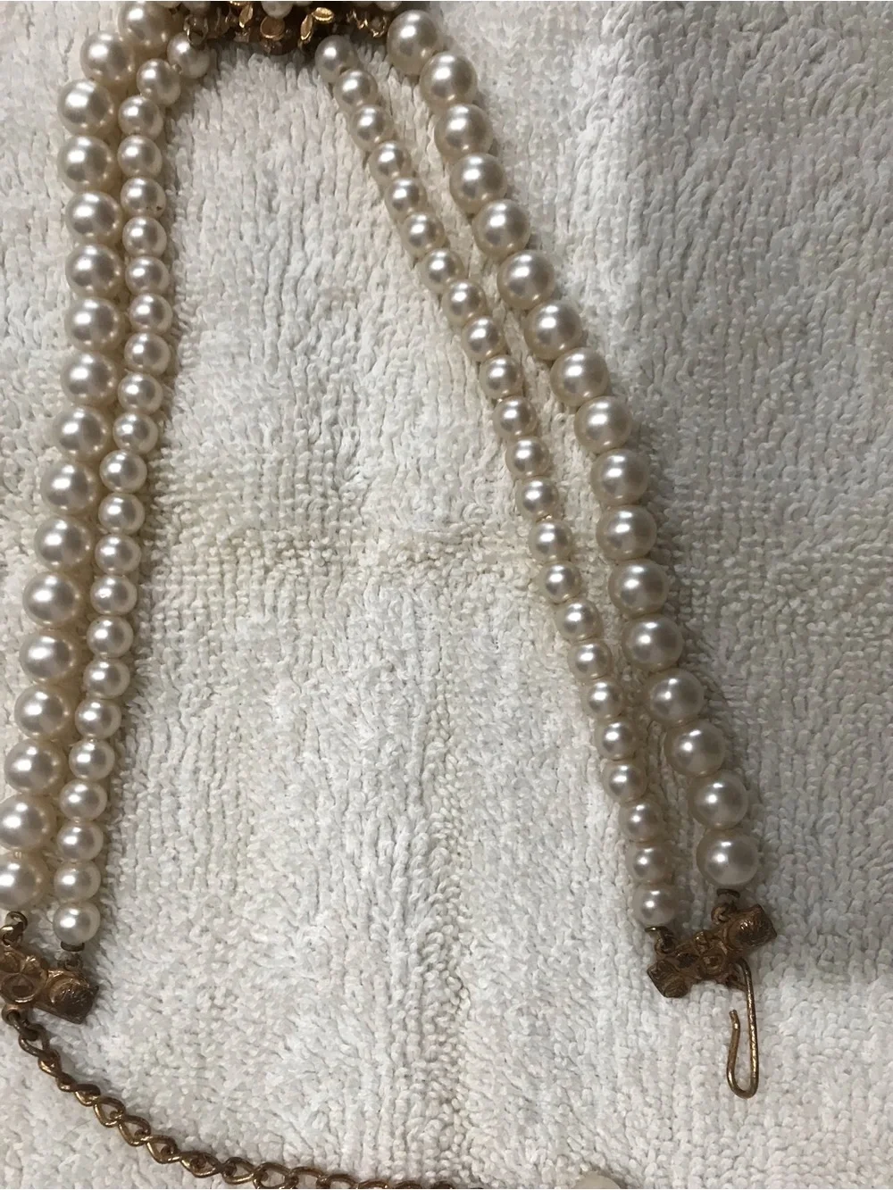 Vintage faux pearl necklace with flowers and rhinestones.